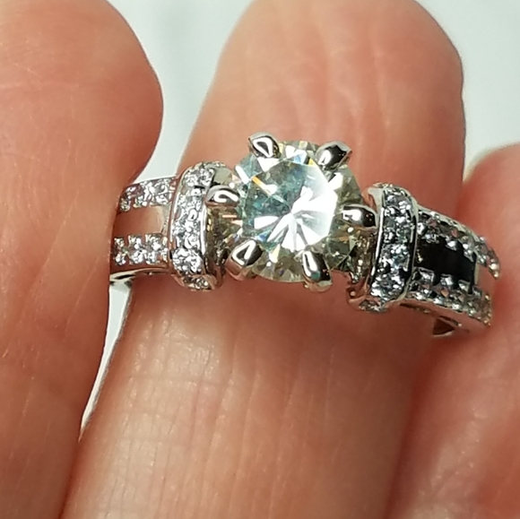 Moissanite Solitare Ring - Picture 1 of 13